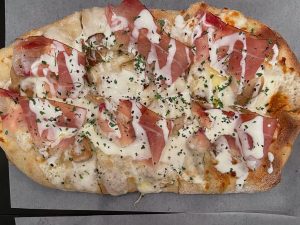 italian pizza topped with prosciutto 